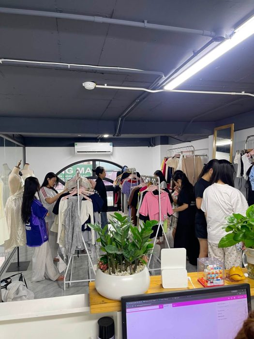 CHUYỂN NHƯỢNG CỬA HÀNG QUẦN ÁO ĐANG HOẠT ĐỘNG TỐT – DÒNG TIỀN 20TR/THÁNG